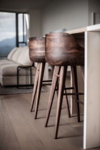 drevené barové stoličky