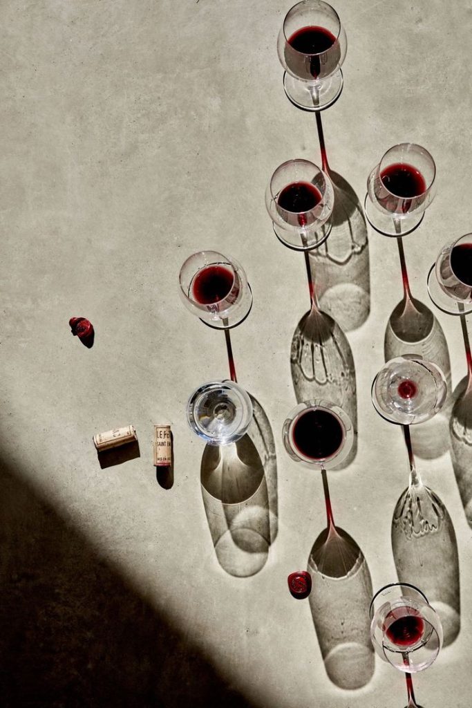 vínové poháre a ich odrazy